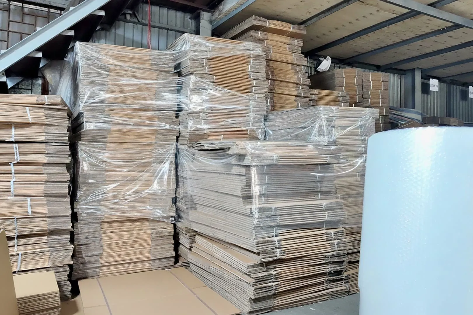 Ảnh: hộp carton được bọc màng PE tránh ẩm mốc